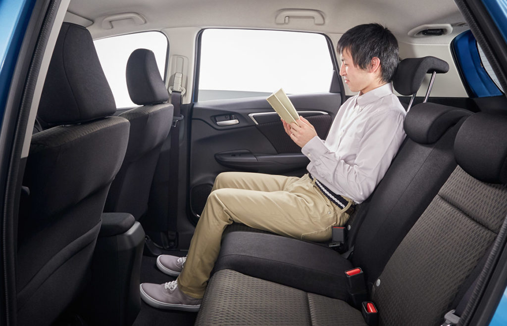 ホンダフィットの後部座席は狭い 国産コンパクトカーの広さと比較 ホンダのフィットの購入検討者用メディア